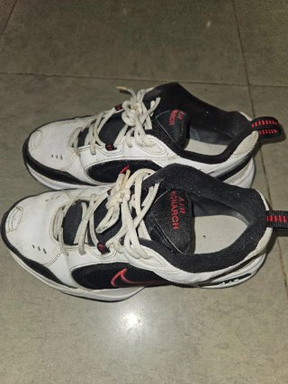 Nike Air Monarch IV Blancas Negras Rojas