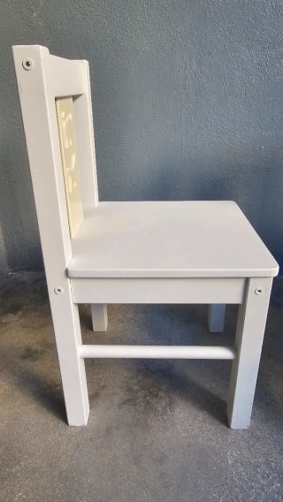 Sillas infantiles de madera con diseño