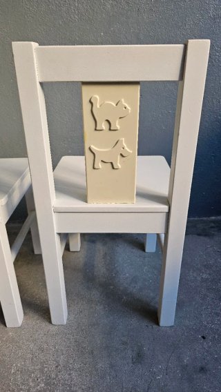 Sillas infantiles de madera con diseño