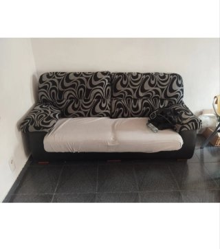 Sofá 2 plazas tela estampado, está en Ateca
