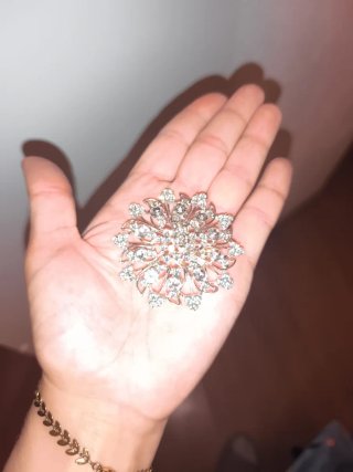 Broche plateado con pedrería