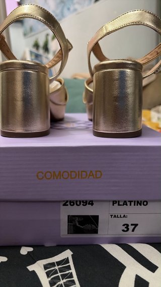 Zapatos de tacón dorados talla 37
