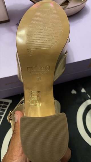 Zapatos de tacón dorados talla 37