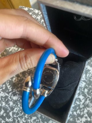 Reloj de pulsera plateado con pedrería azul