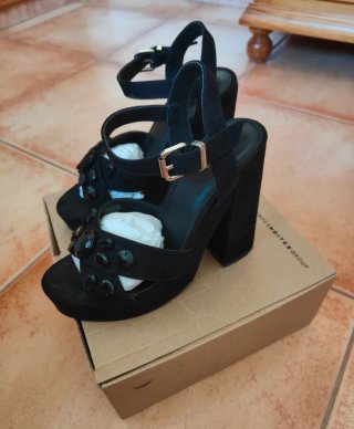 Tacones negros plataforma con pedrería talla 38