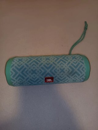 Altavoz JBL azul y verde