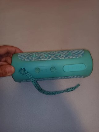 Altavoz JBL azul y verde