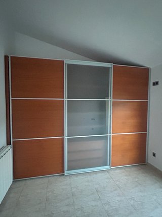 Armario puertas correderas madera y cristal
