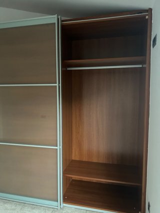 Armario puertas correderas madera y cristal