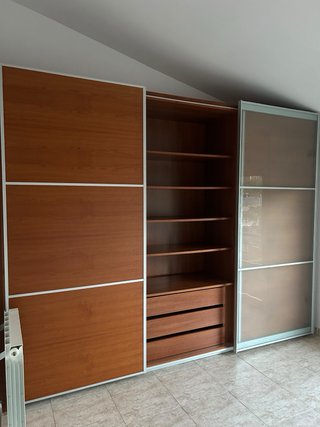 Armario puertas correderas madera y cristal