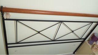 Cabecero de cama metal y madera.