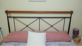 Cabecero de cama metal y madera.