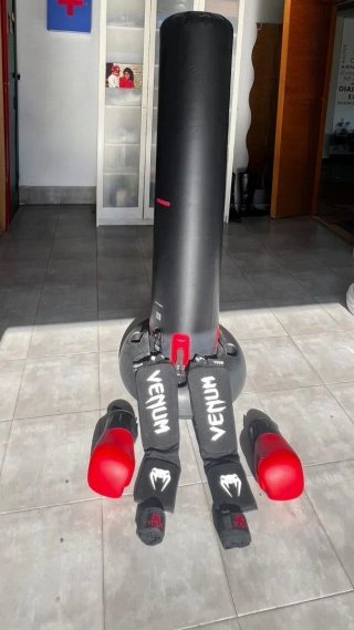 Saco de boxeo y guantes rojos decathlon y venum