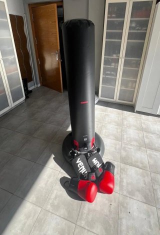 Saco de boxeo y guantes rojos decathlon y venum