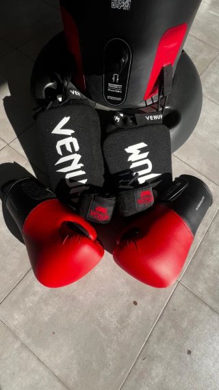Saco de boxeo y guantes rojos decathlon y venum