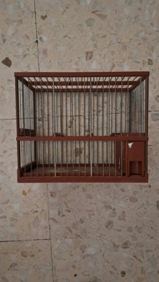 Jaula para pájaros de madera.