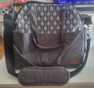 Bolso de bebé gris con estampado de flechas
