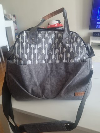 Bolso de bebé gris con estampado de flechas