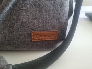Bolso de bebé gris con estampado de flechas