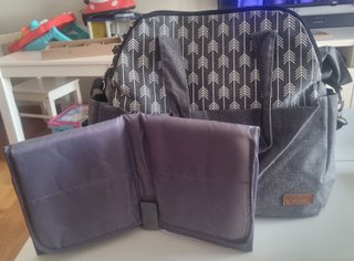 Bolso de bebé gris con estampado de flechas