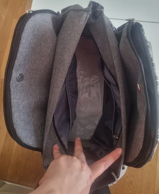 Bolso de bebé gris con estampado de flechas
