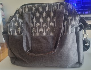 Bolso de bebé gris con estampado de flechas