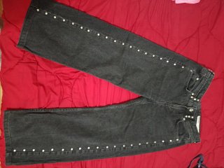 Pantalones vaqueros negros con tachuelas
