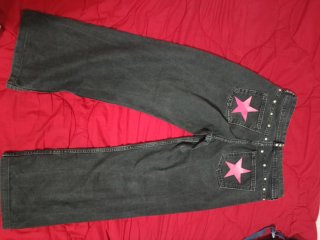 Pantalones vaqueros negros con tachuelas