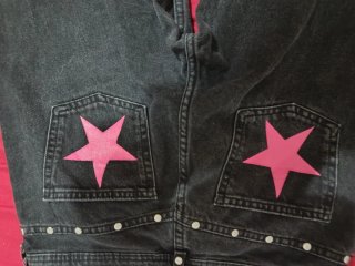 Pantalones vaqueros negros con tachuelas