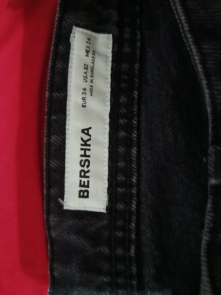 Pantalones vaqueros negros con tachuelas