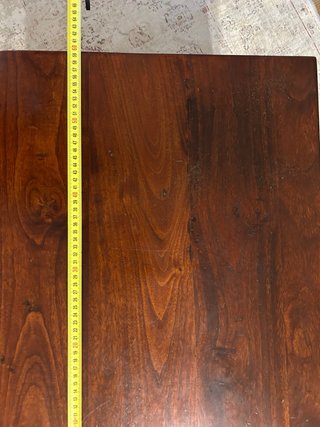 Baúl de madera con herrajes metálicos