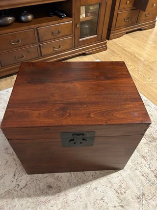 Baúl de madera con herrajes metálicos