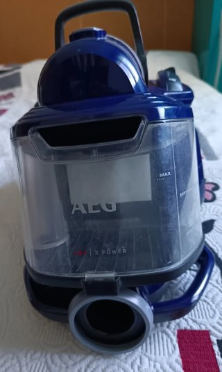 Aspiradora AEG sin bolsa azul