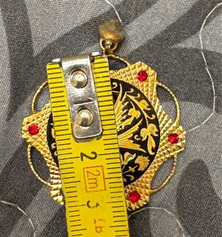 Colgante mujer dorado con piedras rojas