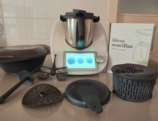 Thermomix TM6 con accesorios y libro