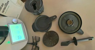 Thermomix TM6 con accesorios y libro