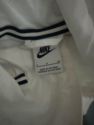 Chaqueta Nike gris y blanca
