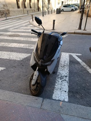 Yamaha NMAX 125 gris/blanca 2026