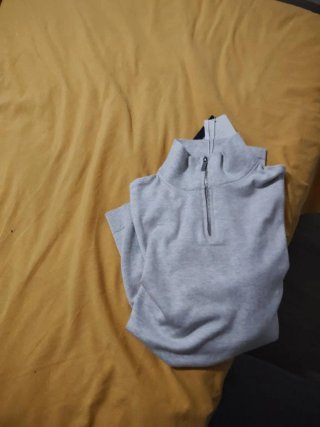 Sudadera gris con cremallera