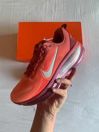 Nike Vomero 18 SE W "Light Redwood" (T. 38EU)