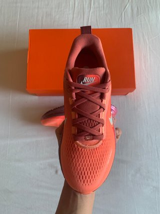 Nike Vomero 18 SE W "Light Redwood" (T. 38EU)