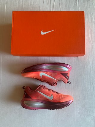 Nike Vomero 18 SE W "Light Redwood" (T. 38EU)