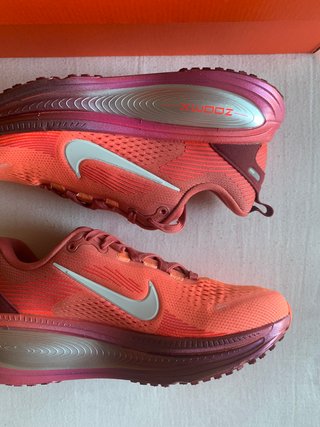 Nike Vomero 18 SE W "Light Redwood" (T. 38EU)