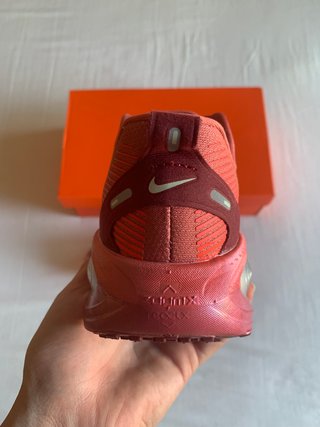 Nike Vomero 18 SE W "Light Redwood" (T. 38EU)