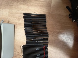 Set de lápices y delineadores con estuche incluído