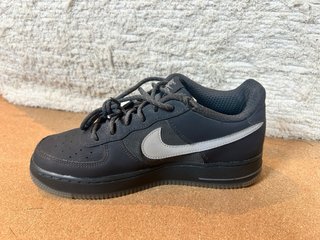 Nike Air Force 1 Negro Mate Reflectantes