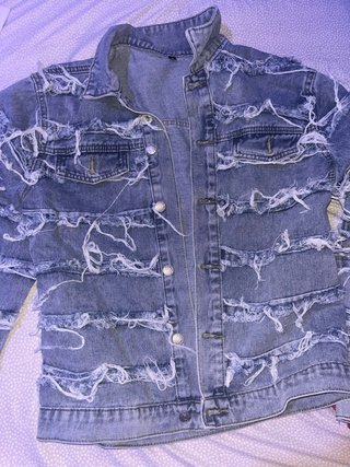 Chaqueta vaquera desgarrada con flecos