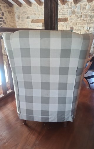 Sillón orejero cuadros beige y gris