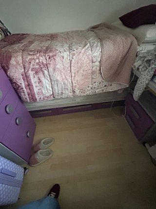 Dormitorio juvenil morado.
