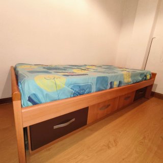 Cama con ruedas y cajonera